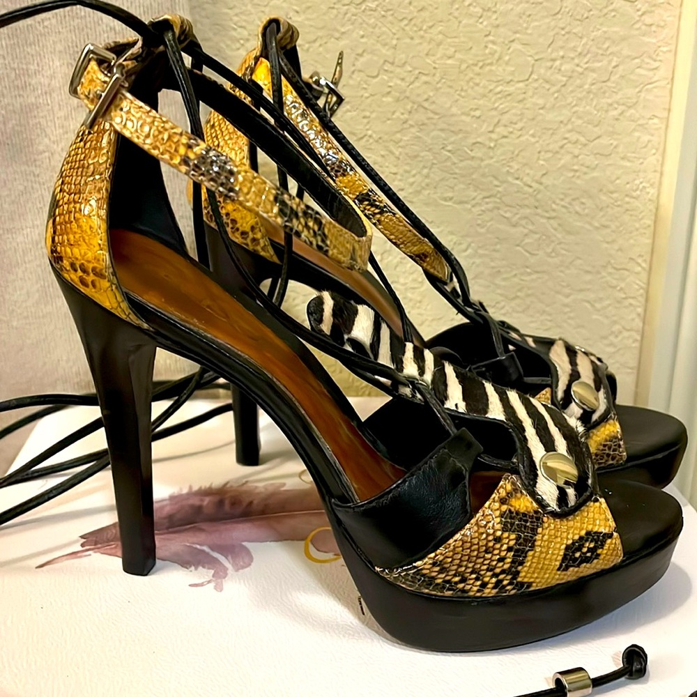Snakeskin  print / zebra  high heels